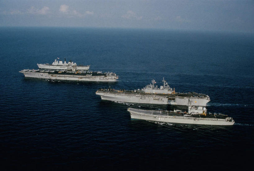 无人,横图,俯视,室外,白天,海浪,海洋,船,美国,阴影,波纹,飞溅,溅,光线,液体,影子,浪花,水滴,水平线,云,云朵,辽阔,海平线,云彩,水珠,蓝色,白云,蓝天,水纹,天空,阳光,海水,船尾波,波浪,天,广阔,军舰,晴朗,一望无际,甲板,北美,北美洲,喷洒,航母,美洲,海军,海景,战舰,航空母舰,美军,飞行甲板,军用战舰,战船,北亚美利加洲,亚美利加洲,空母,载机巡洋舰,无边无际,一马平川,大海,风浪,海,海水的波动,近岸浪,涌浪,晴空,彩图,高角度拍摄,水天相接,水天一线