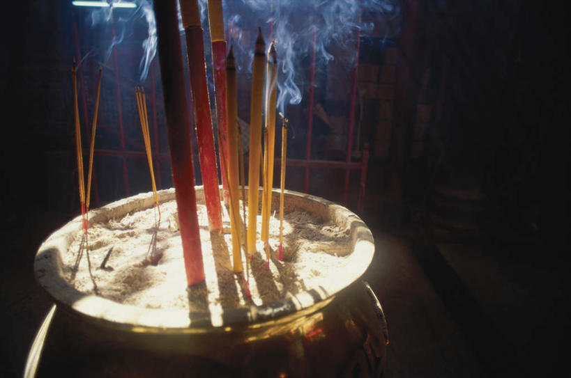 无人,横图,室内,特写,白天,正面,旅游,度假,名胜古迹,标志建筑,地标,建筑,蜡烛,香港,中国,亚洲,朦胧,模糊,遗迹,香炉,烟雾,古迹,文物,娱乐,建设,古建筑,佛香,香烛,祈祷,享受,休闲,旅游胜地,放松,许愿,宗教,信仰,烧香,祈求,祭奠,祭祀,港,祭坛,古文明,东亚,新界,文武二帝庙,文武庙,香港特别行政区,港澳台,中华人民共和国,敬拜,大埔区,大埔文武庙,富善街,彩图