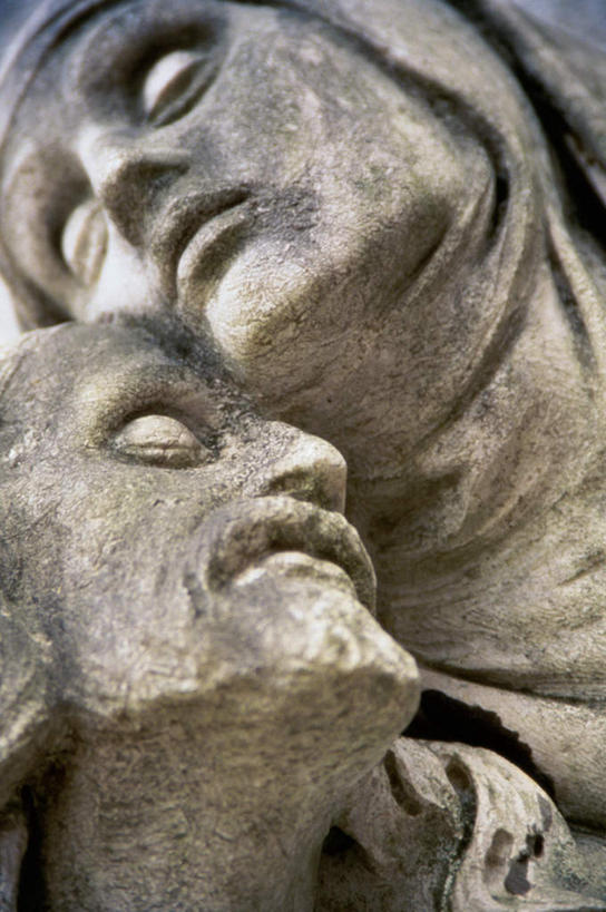 脸,头,脸颊,无人,两个人,闭眼,竖图,室外,特写,白天,仰视,民族服装,旅游,度假,标志建筑,地标,建筑,雕塑,葡萄牙,欧洲,圣母,圣母玛利亚,朦胧,模糊,艺术,装饰,雕刻,雕像,首都,娱乐,建设,石雕,里斯本,工艺品,靠,靠着,享受,休闲,旅游胜地,放松,宗教,纪念,美术,基督,基督教,南欧,天主教,主题,耶稣,陈列,玛利亚,救世主,功能,美学,基利斯督,弥赛亚,默西亚,葡萄牙共和国,圣女,男人,男性,年轻男性,年轻女性,女人,女性,头部,脸部,脸蛋,面部,闭眼睛,闭着眼,闭着眼睛,彩图,低角度拍摄,传统服装,民俗服