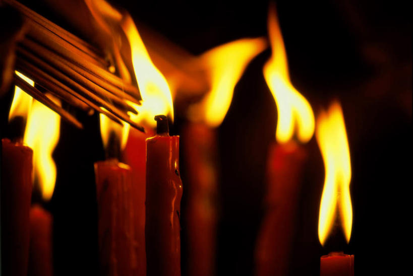 无人,横图,室内,特写,白天,正面,蜡烛,阴影,节日,朦胧,模糊,反射,光线,火焰,影子,烛光,烟雾,燃烧,文化,佛香,香火,香烛,点燃,祈祷,健康,许愿,宗教,信仰,烧香,纪念,祈求,平安,彩图