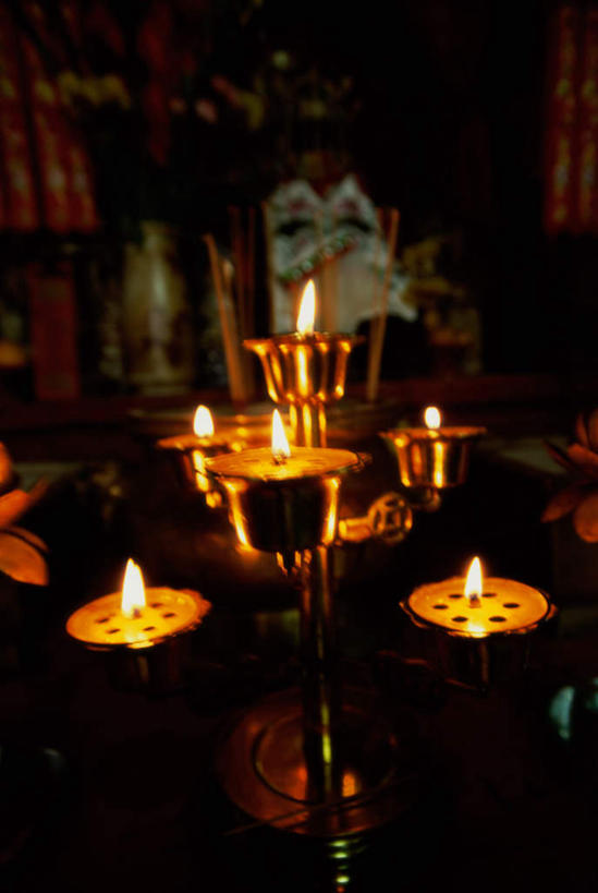 无人,竖图,室内,白天,正面,旅游,度假,名胜古迹,标志建筑,地标,建筑,蜡烛,香港,中国,亚洲,阴影,节日,朦胧,模糊,遗迹,光线,火焰,影子,烛光,烟雾,燃烧,古迹,文化,文物,娱乐,建设,古建筑,佛香,香火,香烛,点燃,祈祷,享受,休闲,健康,旅游胜地,放松,许愿,宗教,信仰,烧香,纪念,祈求,港,古文明,东亚,新界,文武二帝庙,文武庙,香港特别行政区,港澳台,中华人民共和国,大埔区,大埔文武庙,富善街,平安,彩图