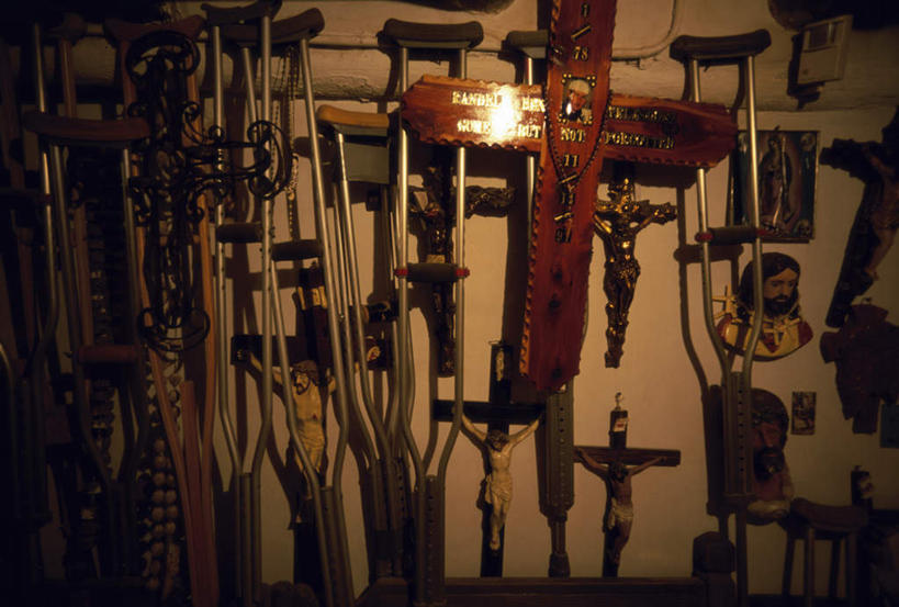 无人,横图,室内,特写,白天,正面,城市,静物,美国,许多,吊挂,悬挂,节日,朦胧,模糊,工具,十字架,墙,挂,文化,墙壁,墙面,祈祷,健康,器械,许愿,宗教,信仰,拐杖,纪念,祈求,手杖,北美,北美洲,基督教,天主教,美洲,医疗器械,新墨西哥,首府,新墨西哥州,北亚美利加洲,亚美利加洲,辅助设备,迷人之地,迷人之州,圣达菲,圣塔菲,桑塔菲,平安,彩图