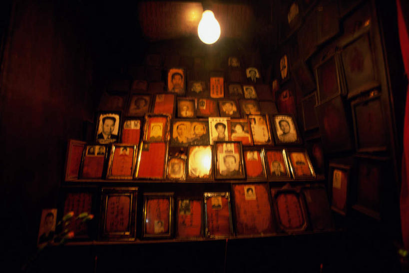 无人,寺庙,横图,照片,室内,白天,正面,旅游,度假,名胜古迹,柜子,标志建筑,地标,建筑,照明,香港,中国,亚洲,吊挂,悬挂,节日,遗迹,灯泡,储物柜,挂,古迹,文化,文物,娱乐,建设,古建筑,画像,灯,灯具,庙宇,祈祷,享受,休闲,健康,旅游胜地,放松,许愿,摄影,宗教,白炽灯,佛教,信仰,纪念,祈求,照亮,港,储存,古文明,东亚,新界,照明工具,文武二帝庙,文武庙,香港特别行政区,港澳台,中华人民共和国,白炽灯泡,释教,储备,蕴藏,贮备,大埔区,大埔文武庙,富善街,平安,相片,彩图,拍摄,照相,庙,寺,贮存