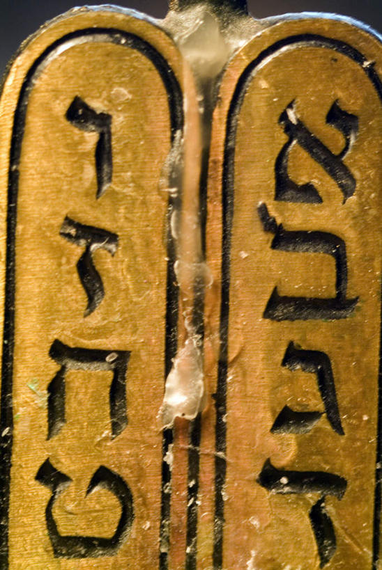 无人,竖图,室内,特写,白天,正面,静物,雕塑,节日,朦胧,模糊,艺术,装饰,标志,雕刻,雕像,文字,烛台,字符,字母,文化,标识,工艺品,祈祷,健康,许愿,宗教,信仰,纪念,祈求,美术,主题,陈列,犹太教,功能,美学,犹太教灯台,犹太教九灯烛台,再献圣殿节灯台,挑筋教,平安,彩图,铜雕