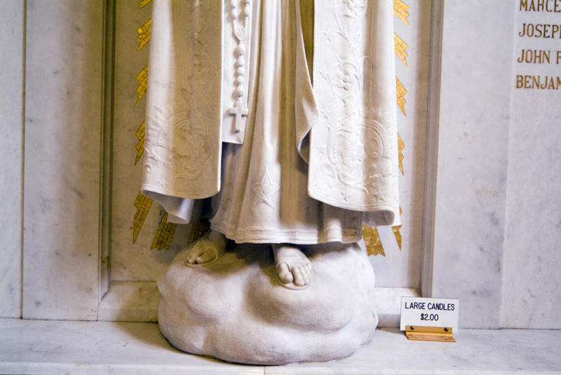 西方人,腿部,脚,脚趾,脚趾甲,腿,一个人,无人,教堂,站,横图,室内,白天,正面,民族服装,雕塑,欧洲,欧洲人,仅一个年轻女性,仅一个女性,仅一个人,圣母,圣母玛利亚,节日,艺术,装饰,英文,标志,雕刻,雕像,文字,字符,字母,墙,光脚,文化,标识,石雕,墙壁,墙面,白色,工艺品,祈祷,站着,健康,赤脚,许愿,宗教,信仰,纪念,英文字母,祈求,美术,基督教,天主教,主题,陈列,信念,玛利亚,功能,美学,圣女,平安,年轻女性,女人,女性,白种人,脚指甲,站立,半身,彩图,传统服装,民俗服,大教堂,礼拜堂