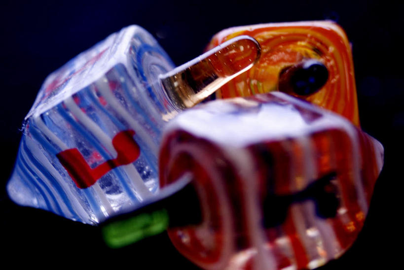 无人,横图,俯视,室内,特写,白天,游戏,静物,黑色背景,节日,朦胧,模糊,庆祝,标志,文字,字符,字母,玩,文化,娱乐,标识,三个,陀螺,祈祷,庆典,休闲,健康,益智,许愿,摄影,宗教,信仰,影棚,活动,纪念,祈求,发泄,消遣,智力,犹太教,光明节,宣泄,陀罗,干乐,冰尜,打老牛,独乐,挑筋教,修殿节,平安,玩耍,嬉戏,彩图,高角度拍摄,影棚拍摄,拍摄,哈努卡节,马加比节,献殿节,烛光节