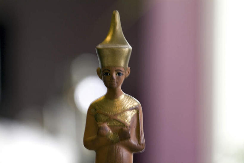 东方人,一个人,无人,站,闭眼,双手交叉,横图,室内,特写,白天,正面,民族服装,雕塑,亚洲,仅一个男性,仅一个人,阴影,朦胧,模糊,艺术,装饰,反射,雕刻,雕像,影子,黄种人,仅一个年轻男性,工艺品,站着,纪念,美术,双手抱胸,主题,陈列,功能,美学,男人,男性,年轻男性,亚洲人,闭眼睛,闭着眼,闭着眼睛,站立,半身,彩图,传统服装,民俗服,铜雕