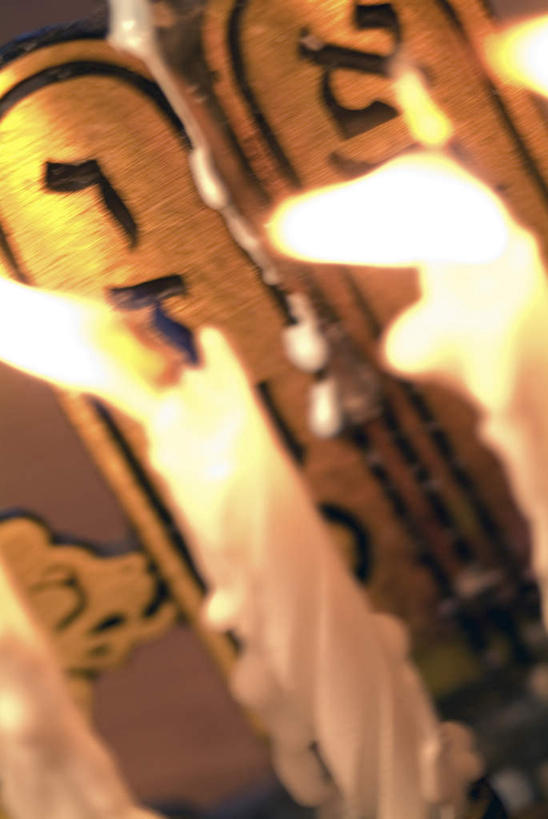 无人,竖图,室内,特写,白天,正面,蜡烛,雕塑,一排,阴影,节日,朦胧,模糊,艺术,整齐,装饰,光线,标志,雕刻,雕像,火焰,文字,影子,烛光,烛台,字符,字母,燃烧,文化,标识,排列,工艺品,点燃,祈祷,健康,许愿,宗教,信仰,纪念,祈求,美术,队列,主题,陈列,犹太教,功能,美学,犹太教灯台,犹太教九灯烛台,再献圣殿节灯台,挑筋教,平安,彩图,铜雕