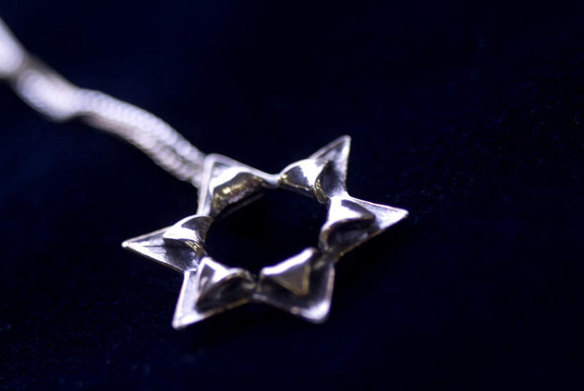 无人,横图,俯视,室内,特写,白天,神秘,静物,项链,一条,阴影,黑色背景,形状,节日,朦胧,模糊,反射,影子,几何,文化,装饰品,饰品,首饰,祈祷,健康,许愿,摄影,宗教,信仰,影棚,纪念,祈求,六芒星,犹太教,奥秘,挑筋教,平安,彩图,高角度拍摄,影棚拍摄,拍摄