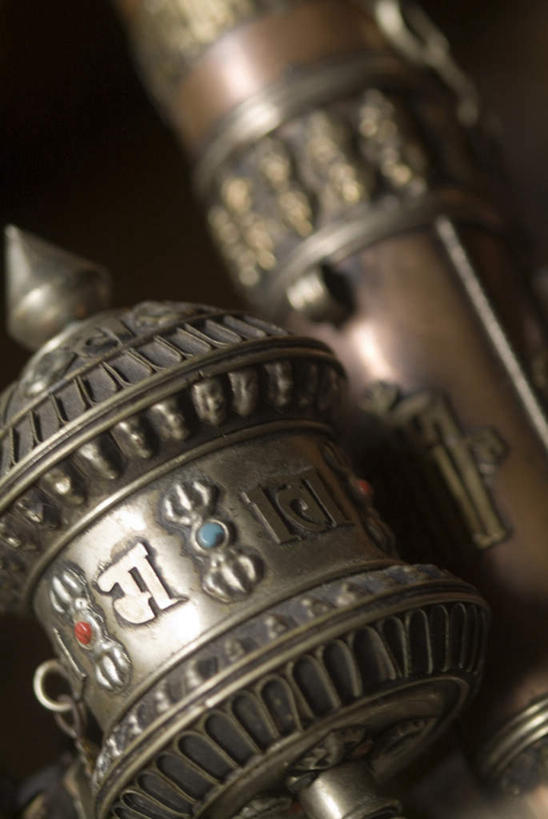 无人,竖图,室内,特写,白天,正面,静物,金属制品,雕塑,阴影,节日,朦胧,模糊,艺术,装饰,反射,金属,雕刻,雕像,影子,文化,一个,工艺品,祈祷,健康,许愿,宗教,佛教,信仰,单个,纪念,祈求,美术,主题,陈列,转经轮,法轮,功能,美学,释教,平安,彩图,经轮,玛尼解脱轮,祈祷轮