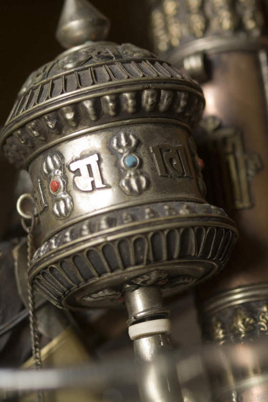 无人,竖图,室内,特写,白天,正面,静物,金属制品,雕塑,阴影,节日,朦胧,模糊,艺术,装饰,反射,金属,雕刻,雕像,影子,文化,一个,工艺品,祈祷,健康,许愿,宗教,佛教,信仰,单个,纪念,祈求,美术,主题,陈列,转经轮,法轮,功能,美学,释教,平安,彩图,经轮,玛尼解脱轮,祈祷轮