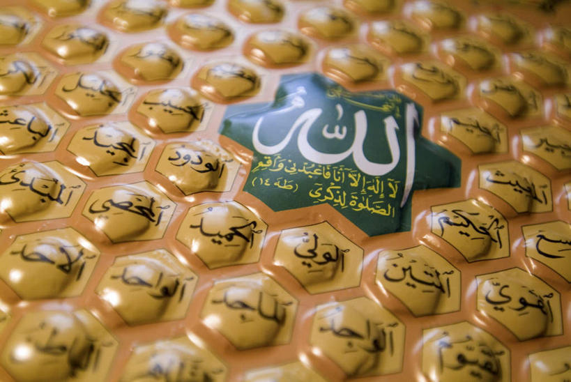 无人,横图,俯视,室内,特写,白天,静物,阴影,节日,朦胧,模糊,反射,纹路,英文,标志,文字,纹理,影子,字符,塑料,字母,文化,标识,盒子,包装盒,容器,塑料制品,祈祷,健康,许愿,宗教,信仰,纪念,储藏,英文字母,祈求,伊斯兰教,储存,肌理,平安,彩图,高角度拍摄,吸塑包装盒,贮存