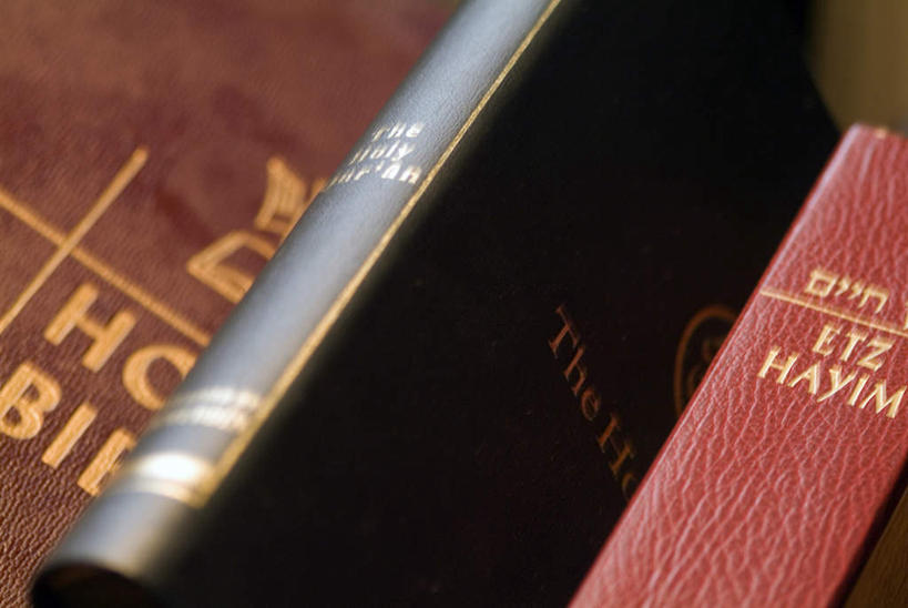 无人,横图,室内,特写,白天,仰视,静物,书籍,节日,朦胧,模糊,英文,标志,文字,字符,字母,圣经,文化,标识,书本,祈祷,健康,许愿,宗教,信仰,纪念,英文字母,祈求,经书,挡书板,书挡,书夹,书立,平安,书,图书,彩图,低角度拍摄,耶经