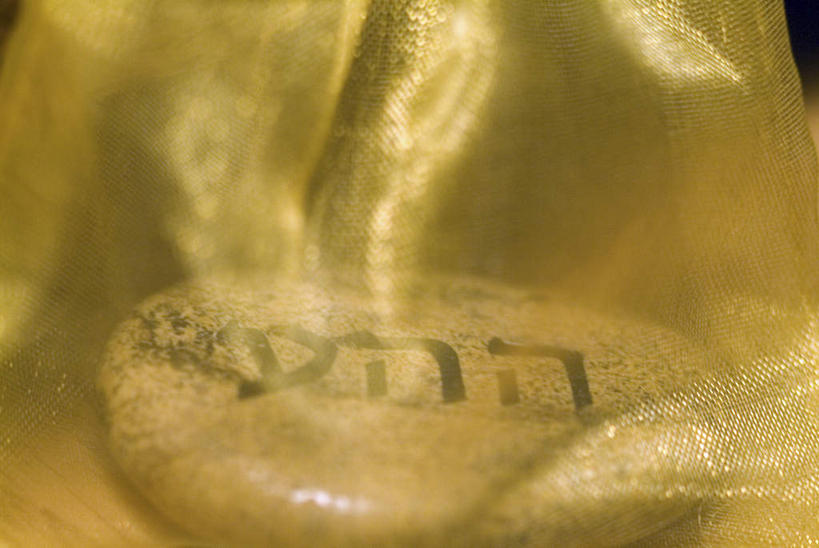 无人,横图,室内,特写,白天,正面,石头,静物,一块,阴影,节日,朦胧,模糊,反射,标志,石子,文字,影子,字符,字母,文化,标识,祈祷,健康,许愿,宗教,信仰,纪念,祈求,犹太教,挑筋教,平安,石块,岩石,彩图