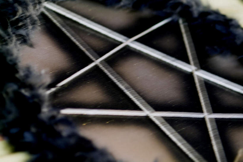 无人,横图,室外,特写,白天,正面,静物,阴影,节日,反射,影子,墙,星星,文化,墙壁,墙面,白色,黑色,彩带,祈祷,健康,星形,许愿,宗教,信仰,纪念,祈求,彩条,五角形,犹太教,毛条,七彩毛条,装饰彩带,挑筋教,平安,五角星,彩图