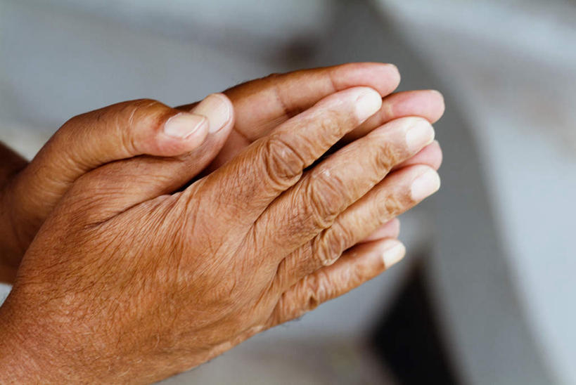 西方人,手,一个人,横图,俯视,室内,特写,白天,欧洲,欧洲人,双手,仅一个女性,仅一个人,阴影,朦胧,模糊,反射,影子,祝福,虔诚,祈祷,双手合十,仅一个中年女性,手部,感谢,合掌,合十礼,合掌礼,合十,莲华合掌,感恩,女人,女性,中年女性,白种人,半身,彩图,高角度拍摄