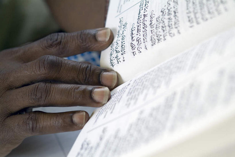 西方人,一个人,横图,俯视,室内,白天,书籍,欧洲,非洲,黑人,欧洲人,仅一个男性,仅一个人,一本,握,阴影,服装,节日,朦胧,模糊,反射,影子,拿,拿着,休闲装,文化,仅一个年轻男性,衣服,书本,祈祷,休闲,健康,休闲服,握着,许愿,宗教,服饰,信仰,纪念,祈求,经书,可兰经,平安,男人,男性,年轻男性,非洲人,书,图书,半身,彩图,高角度拍摄