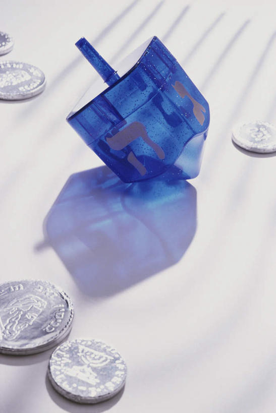 无人,竖图,俯视,室内,特写,白天,白色背景,游戏,钱,静物,阴影,节日,庆祝,反射,钱币,影子,玩,文化,娱乐,一个,陀螺,祈祷,庆典,休闲,健康,益智,许愿,金融,摄影,宗教,信仰,影棚,经济,单个,活动,纪念,祈求,发泄,消遣,智力,流通,贸易,犹太教,光明节,宣泄,陀罗,干乐,冰尜,打老牛,独乐,挑筋教,修殿节,平安,货币,现金,硬币,玩耍,嬉戏,彩图,高角度拍摄,影棚拍摄,拍摄,哈努卡节,马加比节,献殿节,烛光节