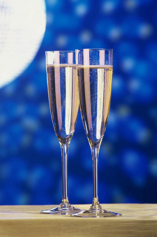 葡萄酒,无人,竖图,室内,特写,白天,正面,奢侈,快乐,桌面,桌子,杯子,照明,阴影,朦胧,模糊,反射,木制,彩灯,高脚杯,影子,墙,灯光,两杯,浪漫,墙壁,墙面,玻璃制品,灯,酒,饮料,蓝色,酒杯,木制品,灯具,香槟,诱惑,花灯,照亮,照明设备,香槟杯,气泡酒,起泡酒,汽酒,玻璃杯,彩图,高兴,欢笑