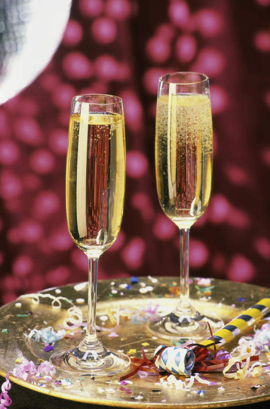 葡萄酒,无人,竖图,室内,特写,白天,正面,奢侈,快乐,桌面,桌子,杯子,照明,阴影,朦胧,模糊,反射,木制,彩灯,高脚杯,影子,墙,灯光,两杯,浪漫,墙壁,墙面,玻璃制品,灯,酒,饮料,红色,酒杯,木制品,灯具,香槟,诱惑,花灯,照亮,照明设备,香槟杯,气泡酒,起泡酒,汽酒,玻璃杯,彩图,高兴,欢笑