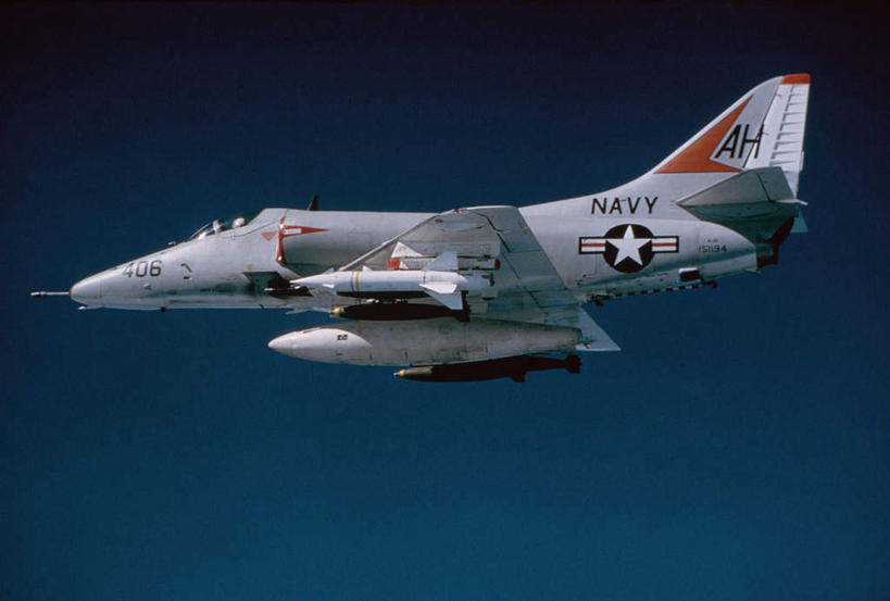 无人,横图,室外,白天,仰视,飞机,美国,飞翔,阴影,飞行,光线,影子,星星,翱翔,飞,蓝色,蓝天,天空,阳光,天,星形,空军,一架,晴朗,战斗机,北美,北美洲,美洲,五角形,军用机,美军,军用战斗机,天鹰战斗机,万里无云,A-4天鹰战斗机,北亚美利加洲,亚美利加洲,晴空,晴空万里,五角星,彩图,低角度拍摄