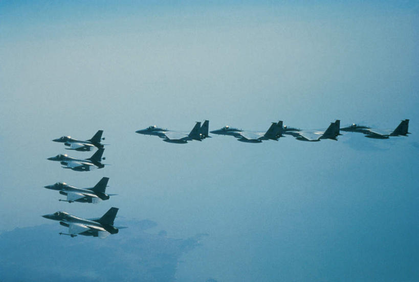 无人,横图,俯视,航拍,室外,白天,岛屿,海浪,海洋,飞机,美国,许多,飞翔,阴影,飞行,光线,影子,岛,浪花,翱翔,飞,排列,蓝色,蓝天,天空,阳光,海水,天,空军,晴朗,战斗机,北美,北美洲,鸟瞰,美洲,海景,军用机,美军,军用战斗机,麦克唐纳.道格拉斯,鹰式战斗机,万里无云,F-15鹰式战斗机,北亚美利加洲,亚美利加洲,摆列,大海,风浪,海,海水的波动,近岸浪,列岛,群岛,涌浪,诸岛,晴空,晴空万里,彩图,高角度拍摄,布列,分列