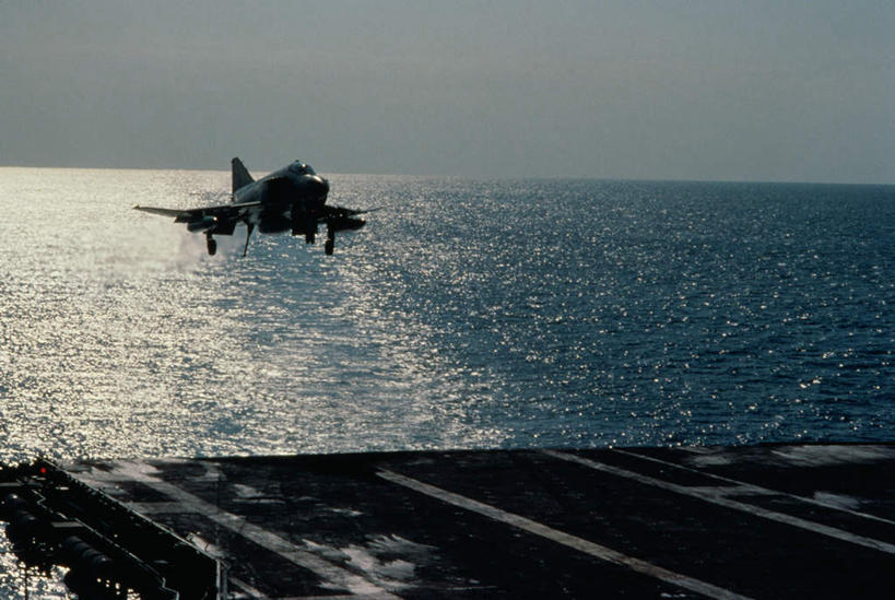 无人,横图,室外,白天,正面,海浪,海洋,道路,飞机,路,公路,船,一艘,飞翔,波纹,飞行,浪花,水平线,云,云朵,辽阔,分界线,停车线,交通,海平线,涟漪,翱翔,云彩,航空,飞,蓝色,白云,蓝天,水纹,天空,海水,交通工具,波浪,天,广阔,战争,军舰,空军,一架,晴朗,车行道,车行道分界线,一望无际,甲板,战斗机,载具,航母,标线,海景,轰炸机,战舰,航空母舰,军用机,飞行甲板,军用战斗机,军用战舰,攻击机,车行线,战船,水晕,空母,载机巡洋舰,无边无际,一马平川,大海,风浪,海,海水的波动,近岸浪,涌浪,晴空,马路,彩图,水天相接,水天一线