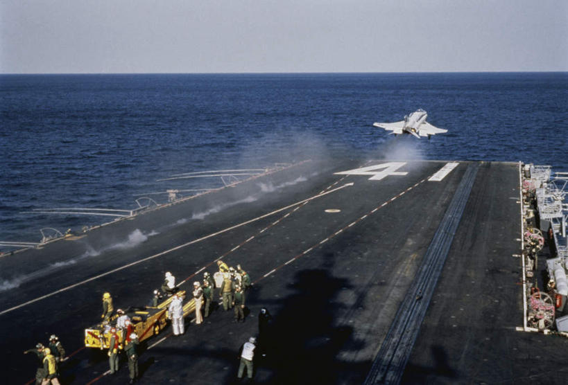 无人,横图,室外,白天,正面,海浪,海洋,道路,飞机,路,公路,船,一艘,标志,数字,文字,字符,浪花,水平线,云,云朵,辽阔,分界线,停车线,交通,海平线,云彩,航空,标识,蓝色,白云,蓝天,天空,海水,交通工具,天,广阔,战争,阿拉伯数字,军舰,空军,一架,晴朗,车行道,车行道分界线,一望无际,甲板,战斗机,载具,航母,标线,海景,轰炸机,战舰,航空母舰,军用机,飞行甲板,军用战斗机,军用战舰,车行线,战船,空母,载机巡洋舰,无边无际,一马平川,大海,风浪,海,海水的波动,近岸浪,涌浪,晴空,马路,彩图,中途岛号,中途岛号航空母舰,水天相接,水天一线