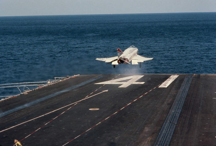 无人,横图,室外,白天,正面,海浪,海洋,道路,飞机,路,公路,船,一艘,标志,数字,文字,字符,浪花,水平线,云,云朵,辽阔,分界线,停车线,交通,海平线,云彩,航空,标识,蓝色,白云,蓝天,天空,海水,交通工具,天,广阔,战争,阿拉伯数字,军舰,空军,一架,晴朗,车行道,车行道分界线,一望无际,甲板,战斗机,载具,航母,标线,海景,轰炸机,战舰,航空母舰,军用机,飞行甲板,军用战斗机,军用战舰,车行线,战船,空母,载机巡洋舰,无边无际,一马平川,大海,风浪,海,海水的波动,近岸浪,涌浪,晴空,马路,彩图,中途岛号,中途岛号航空母舰,CVB-41航空母舰,水天相接,水天一线