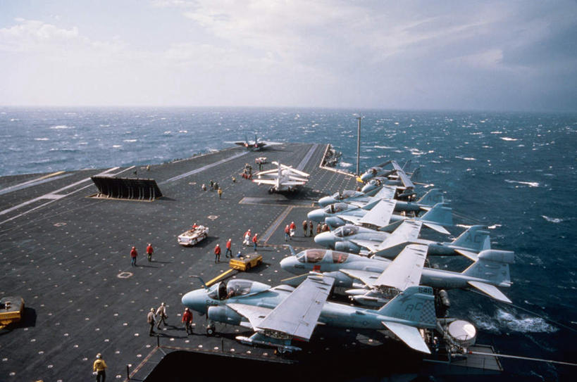 无人,横图,俯视,室外,白天,海浪,海洋,飞机,船,美国,一排,许多,阴影,整齐,光线,影子,浪花,水平线,云,云朵,辽阔,海平线,云彩,航空,排列,蓝色,白云,蓝天,天空,阳光,海水,交通工具,天,广阔,战争,军舰,空军,晴朗,一望无际,甲板,战斗机,北美,北美洲,队列,载具,航母,美洲,海军,海景,轰炸机,战舰,航空母舰,军用机,美军,飞行甲板,军用战斗机,军用战舰,攻击机,肯尼迪号,肯尼迪号航母,约翰.肯尼迪号,战船,约翰.肯尼迪航空母舰,北亚美利加洲,亚美利加洲,空母,载机巡洋舰,无边无际,一马平川,大海,风浪,海,海水的波动,近岸浪,涌浪,晴空,彩图,高角度拍摄,水天相接,水天一线