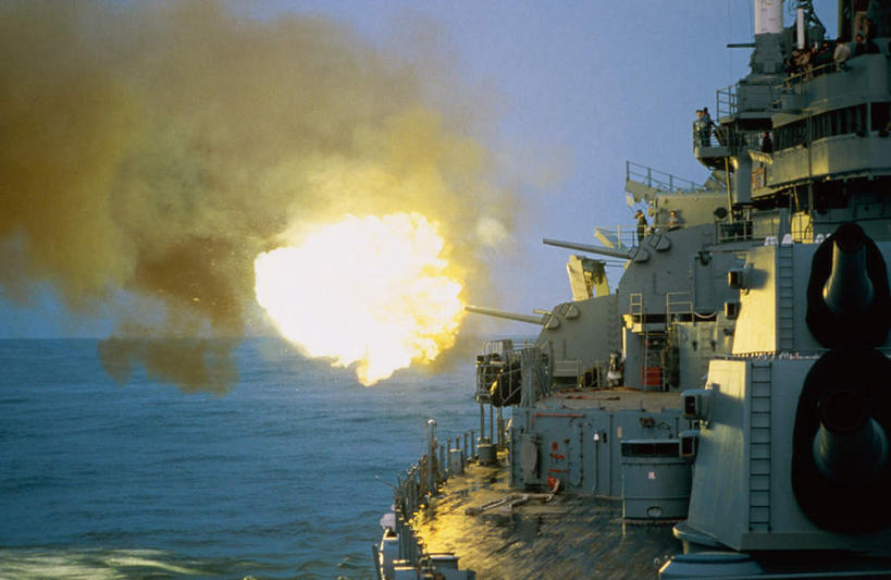 无人,横图,室外,白天,正面,热情,竞争,海浪,海洋,船,火,美国,对抗,阴影,冲突,光线,火焰,影子,浪花,水平线,辽阔,海平线,燃烧,破坏,蓝色,蓝天,天空,阳光,海水,天,广阔,大炮,武器,战争,军舰,晴朗,一望无际,损坏,北美,北美洲,攻击,威胁,对立,矛盾,兵器,美洲,海军,防御,海景,战舰,战列舰,美军,军用战舰,战船,爱荷华战列舰,爱荷华号战列舰,万里无云,敌对,挫败,斗争,抗拒,抗衡,北亚美利加洲,亚美利加洲,杀伤,威慑,无边无际,一马平川,危险,大海,风浪,海,海水的波动,近岸浪,涌浪,晴空,晴空万里,彩图,水天相接,水天一线