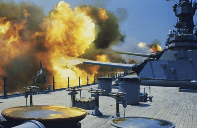 无人,横图,室外,白天,正面,热情,竞争,日落,船,火,美国,对抗,阴影,冲突,光线,火焰,影子,晚霞,霞光,落日,燃烧,破坏,阳光,黄昏,大炮,武器,彩霞,战争,军舰,损坏,北美,北美洲,攻击,威胁,对立,矛盾,兵器,美洲,海军,防御,战舰,战列舰,美军,军用战舰,战船,爱荷华战列舰,爱荷华号战列舰,敌对,挫败,斗争,抗拒,抗衡,北亚美利加洲,亚美利加洲,杀伤,威慑,夕照,危险,夕阳,彩图,斜阳