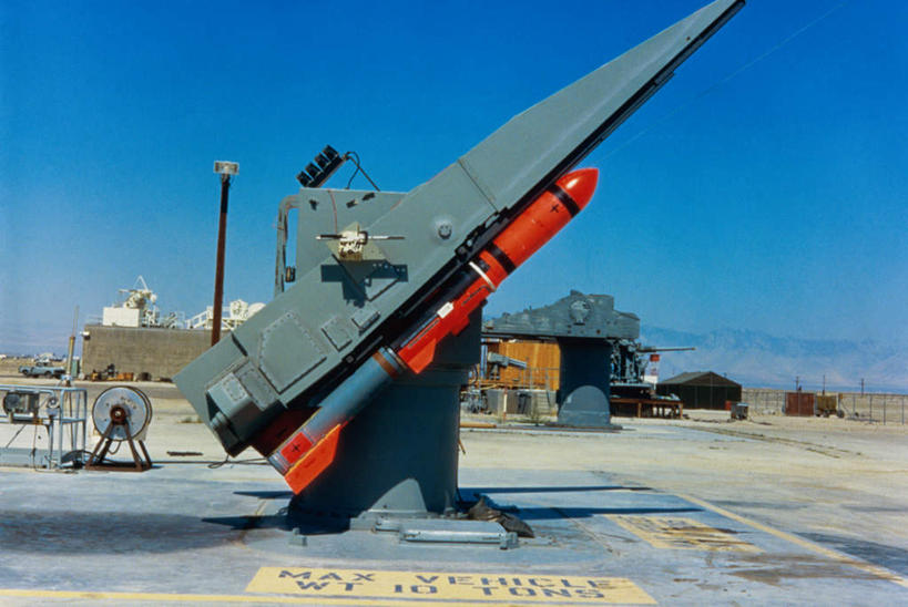 无人,家,横图,室外,白天,正面,火箭,高科技,科技,路灯,照明,美国,阴影,光线,科学,影子,房屋,屋子,灯光,楼房,住宅,灯,蓝色,蓝天,天空,阳光,天,基地,工业,晴朗,照亮,发射器,北美洲,照明设备,美洲,导弹,炮弹,弹道导弹,军方,军工业,陆军,美军,ASROC阿斯洛克反潜火箭,ASROC反潜火箭,阿斯洛克反潜火箭,ASROC火箭,反潜火箭,国防,万里无云,北亚美利加洲,亚美利加洲,晴空,晴空万里,彩图,房子