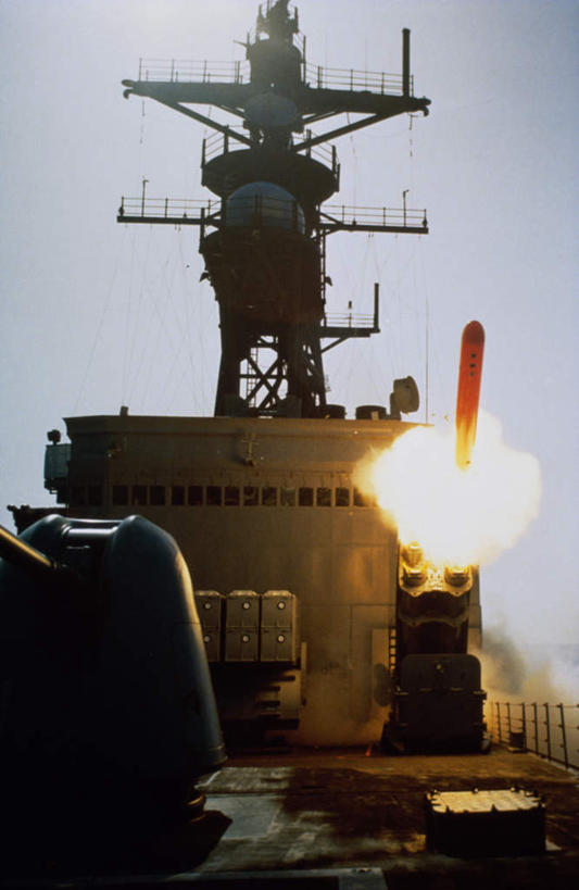 无人,竖图,室外,白天,仰视,火箭,高科技,科技,船,美国,一艘,阴影,光线,科学,影子,蓝色,蓝天,天空,阳光,天,工业,军舰,晴朗,发射器,北美洲,美洲,导弹,战舰,炮弹,弹道导弹,军方,军工业,陆军,美军,军用战舰,战船,国防,万里无云,战斧式巡航导弹,北亚美利加洲,亚美利加洲,晴空,晴空万里,彩图,低角度拍摄