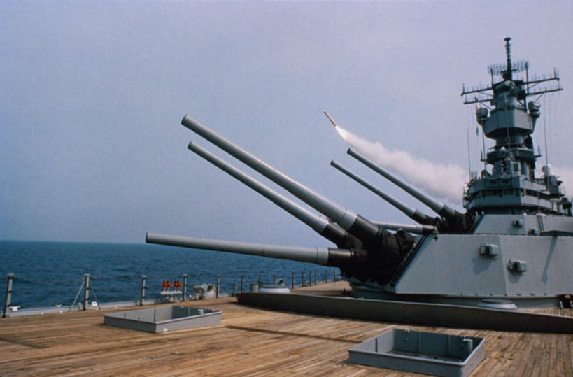 无人,横图,室外,白天,正面,火箭,高科技,科技,海浪,海洋,船,美国,科学,浪花,水平线,辽阔,海平线,蓝色,蓝天,天空,海水,天,广阔,工业,军舰,晴朗,一望无际,北美,发射器,北美洲,美洲,海军,海景,导弹,战舰,炮弹,弹道导弹,战列舰,军方,军工业,陆军,美军,军用战舰,战船,爱荷华战列舰,爱荷华号战列舰,国防,万里无云,战斧式巡航导弹,北亚美利加洲,亚美利加洲,无边无际,一马平川,大海,风浪,海,海水的波动,近岸浪,涌浪,晴空,晴空万里,彩图,水天相接,水天一线