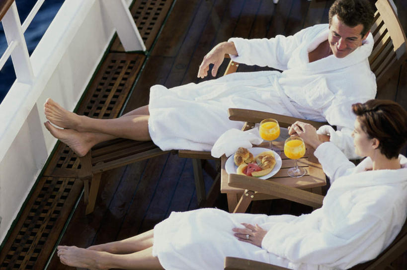 果汁,西方人,中年人,腿部,脚,脚趾,脚趾甲,腿,两个人,家庭,夫妻,躺,笑,微笑,横图,俯视,室外,白天,浴袍,爱情,桌子,船,柑橘,杯子,餐具,椅子,欧洲,欧洲人,一艘,握,木制,碟子,盘,躺椅,橙汁,饮品,浪漫,拿,茶几,拿着,扭头,注视,光脚,游轮,游船,玻璃制品,饮料,盘子,木制品,水杯,碟,交通工具,观察,看,转头,温暖,温馨,一家人,赤脚,恩爱,握着,恋人,观看,沙滩椅,和睦,察看,关注,可口,载具,旅游船,适口,卧着,男人,男性,女人,女性,中年男性,中年女性,白种人,脚指甲,夫妇,情侣,玻璃杯,橘子,桔子,橙子,橙,躺着,卧,彩图,高角度拍摄,全身,汤帷子,浴衣,伴侣,融洽