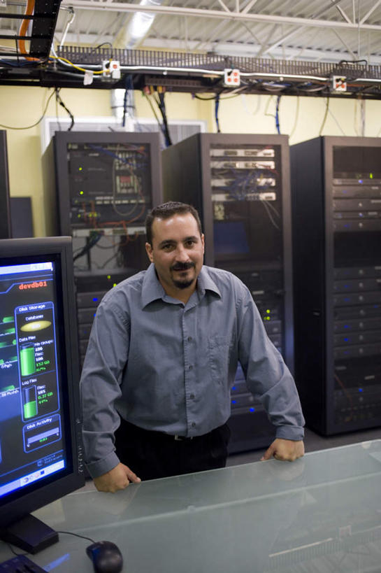 西方人,一个人,机修工,站,笑,微笑,竖图,室内,白天,正面,西装,电脑,显示器,欧洲,欧洲人,仅一个男性,仅一个人,仅一个中年男性,撑,套装,正装,网络,屏幕,注视,职业装,输入设备,通讯设备,显示屏,开关,工人,按钮,观察,看,站着,台式电脑,观看,光驱,主机,察看,撑着,机箱,机房,关注,通信设备,输出设备,光盘驱动器,男人,男性,中年男性,白种人,机械师,机修工人,站立,半身,彩图