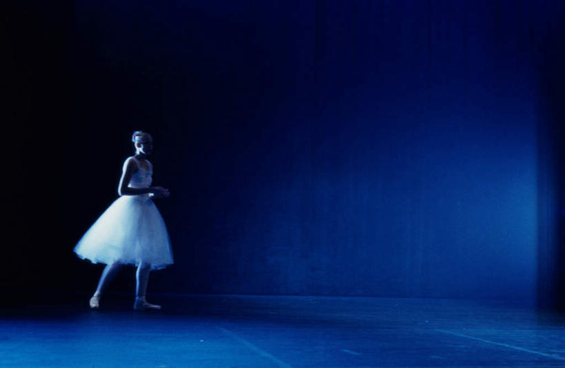 西方人,一个人,跳舞者,舞台,走,横图,室内,白天,侧面,裙子,欧洲,欧洲人,仅一个年轻女性,仅一个女性,仅一个人,注视,观察,看,短裙,观看,察看,关注,芭蕾舞裙,芭蕾裙,年轻女性,女人,女性,白种人,舞蹈家,舞蹈演员,舞者,表演台,步行,散步,走路,彩图,全身