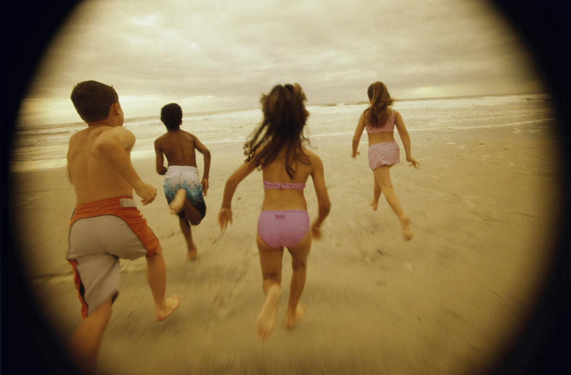 西方人,儿童,四个人,伙伴,朋友,跑,横图,室外,白天,泳装,旅游,度假,友谊,纯洁,海浪,海洋,美景,日落,沙滩,欧洲,非洲,黑人,欧洲人,泳裤,沙子,海岸,景观,浪花,晚霞,乌云,霞光,云,阴天,云朵,落日,沙地,云彩,娱乐,裸露,小孩,背面,天空,自然,海水,黄昏,天,享受,休闲,景色,彩霞,放松,童年,童趣,镜头,昏暗,阴沉,自然风光,裸,海景,童真,烂漫,无邪,夕照,天真,友情,男孩,男人,男性,女孩,女人,女性,白种人,非洲人,大海,风浪,海,海水的波动,海滩,近岸浪,涌浪,夕阳,跑步,半身,彩图,泳衣,斜阳,男生,女生