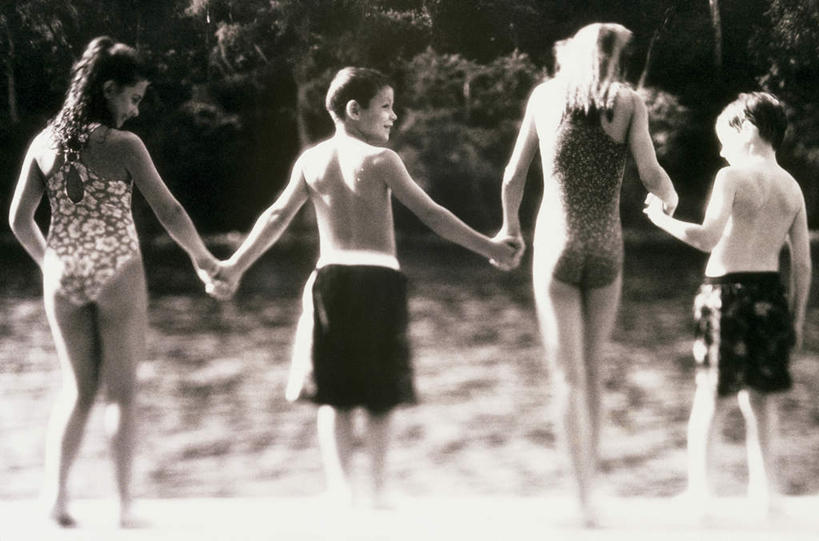 西方人,儿童,四个人,伙伴,朋友,站,握手,横图,室外,白天,泳装,友谊,纯洁,河流,水,欧洲,欧洲人,一排,阴影,波纹,泳裤,朦胧,模糊,整齐,光线,影子,河水,水流,涟漪,注视,裸露,排列,小孩,背面,倒影,水纹,阳光,波浪,观察,看,站着,可爱,童年,童趣,观看,察看,倒映,队列,关注,裸,老照片,童真,烂漫,无邪,连体泳衣,水晕,旧照,反照,天真,友情,男孩,男人,男性,女孩,女人,女性,白种人,搀手,拉手,手拉手,手握手,站立,彩图,全身,泳衣,男生,女生