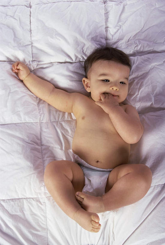 西方人,婴儿,儿童,一个人,躺,竖图,俯视,室内,白天,纯洁,床,卧室,欧洲,欧洲人,仅一个人,阴影,反射,影子,床单,注视,被子,裸露,尿布,纸尿裤,尿不湿,小孩,观察,看,可爱,单人床,活泼,观看,察看,被单,纸尿布,关注,宝宝,裸,吸吮,纯真,烂漫,无邪,纸尿片,卧着,伶俐,天真,白种人,孩子,躺着,卧,彩图,高角度拍摄,全身,睡房,卧房