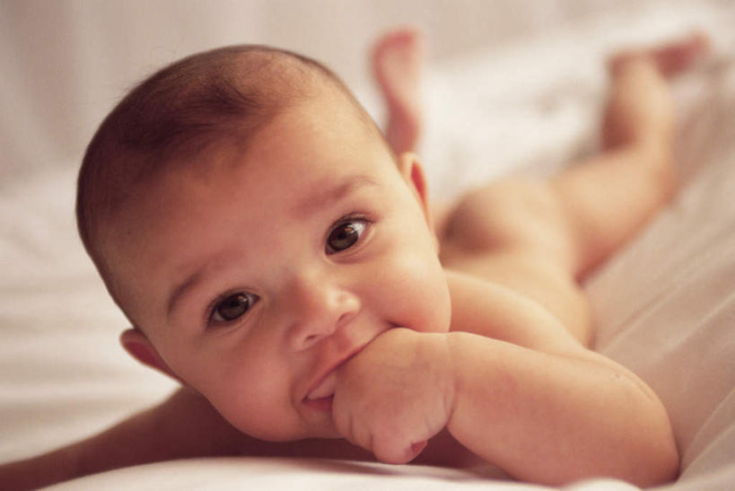 西方人,婴儿,儿童,一个人,笑,微笑,横图,室内,白天,白色背景,正面,纯洁,床,卧室,欧洲,欧洲人,仅一个人,阴影,朦胧,模糊,反射,影子,床单,注视,被子,小孩,观察,看,趴着,可爱,摄影,单人床,活泼,影棚,观看,察看,被单,关注,宝宝,吸吮,纯真,烂漫,无邪,伶俐,天真,白种人,孩子,趴,彩图,全身,影棚拍摄,拍摄,睡房,卧房