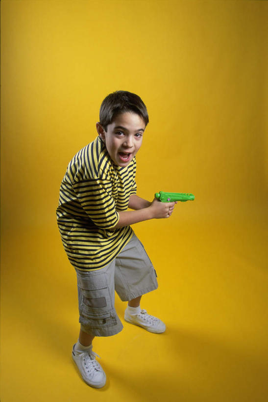 西方人,儿童,一个人,站,蹲,竖图,室内,白天,侧面,游戏,纯洁,玩具,欧洲,欧洲人,仅一个男性,仅一个人,握,阴影,黄色背景,服装,反射,影子,玩,注视,休闲装,娱乐,一个,小孩,衣服,观察,看,站着,仅一个小孩,休闲,休闲服,可爱,童年,童趣,益智,握着,摄影,服饰,影棚,单个,观看,活动,水枪,察看,发泄,关注,消遣,智力,童真,烂漫,无邪,宣泄,玩具水枪,天真,男孩,男人,男性,白种人,孩子,蹲着,玩耍,嬉戏,站立,彩图,全身,影棚拍摄,拍摄,男生