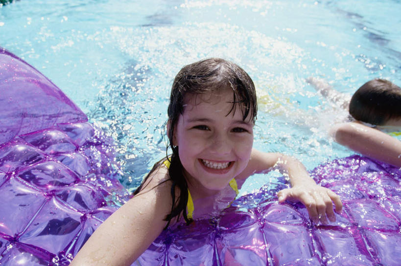 西方人,儿童,两个人,伙伴,朋友,游泳池,笑,微笑,露齿笑,横图,俯视,室外,白天,友谊,纯洁,水,船,欧洲,欧洲人,阴影,光线,影子,水池,水面,注视,泳池,裸露,小孩,紫色,阳光,交通工具,观察,看,趴着,可爱,童年,童趣,搭,观看,察看,搭着,关注,载具,裸,童真,气垫船,烂漫,无邪,天真,友情,男孩,男人,男性,女孩,女人,女性,白种人,趴,半身,彩图,高角度拍摄,男生,女生