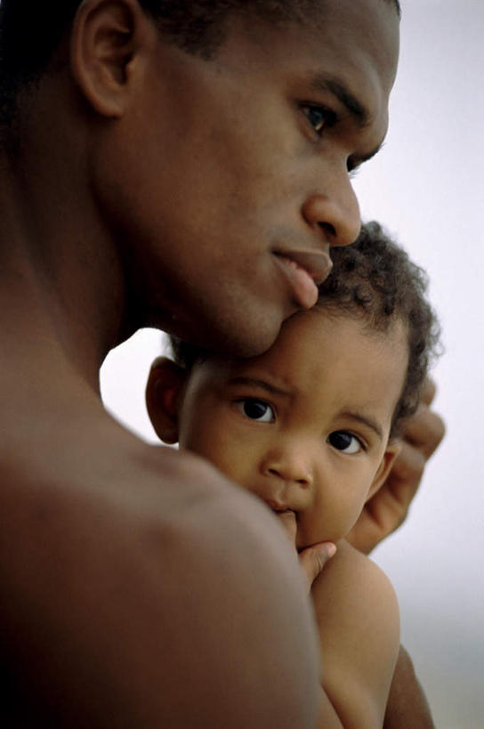 西方人,婴儿,儿童,中年人,背部,两个人,家庭,父亲,站,抱,笑,微笑,露齿笑,竖图,室外,白天,正面,纯洁,欧洲,非洲,黑人,欧洲人,朦胧,模糊,注视,裸露,小孩,观察,看,站着,温暖,温馨,一家人,父爱,可爱,童年,童趣,活泼,抱着,观看,和睦,察看,搂着,关注,宝宝,裸,吸吮,童真,纯真,烂漫,无邪,伶俐,天真,男人,男性,中年男性,非洲人,孩子,搂,搂抱,站立,半身,彩图,融洽