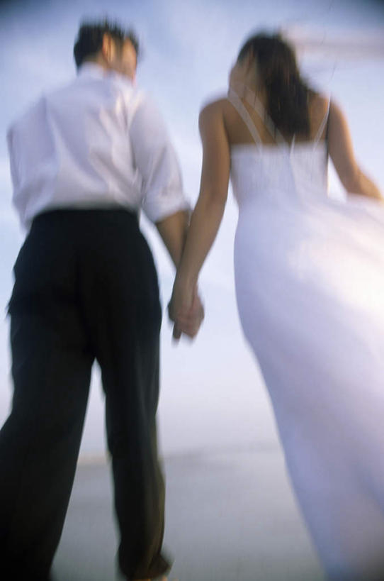 西方人,两个人,家庭,夫妻,新娘,新郎,站,握手,竖图,室外,白天,仰视,婚纱,衬衫,爱情,婚礼,快乐,沙滩,欧洲,欧洲人,阴影,头纱,服装,朦胧,模糊,庆祝,光线,沙子,影子,海岸,沙地,结婚,浪漫,衣服,蓝色,蓝天,天空,阳光,天,站着,温暖,温馨,喜庆,一家人,恩爱,恋人,服饰,晴朗,纪念,和睦,衣着,穿着,万里无云,衣饰,男人,男性,年轻男性,年轻女性,女人,女性,白种人,年轻人,夫妇,情侣,海滩,晴空,晴空万里,搀手,拉手,手搀手,手拉手,手牵手,手握手,站立,半身,彩图,低角度拍摄,衬衣,婚礼服,礼服,高兴,婚礼头纱,伴侣,融洽