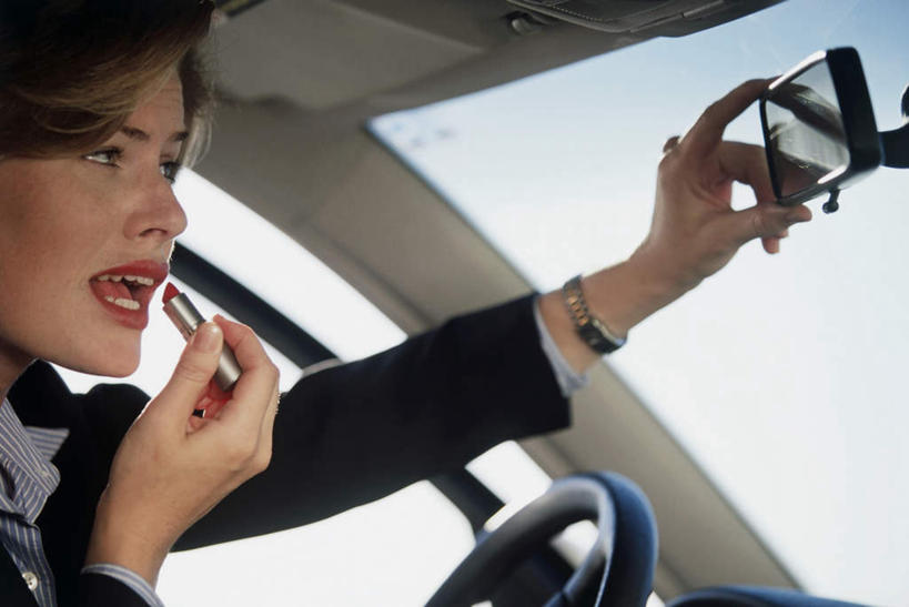 西方人,脸,头,脸颊,手,一个人,横图,室内,特写,白天,侧面,化妆,美容,安全,机器,仪器,窗户,镜子,汽车,欧洲,欧洲人,双手,仅一个年轻女性,仅一个女性,仅一个人,一辆,护肤,握,服装,时间,反射,时钟,手表,拿,计时,拿着,注视,设备,玻璃窗,车,衣服,彩妆,车窗,唇膏,方向盘,化妆品,口红,钟表,交通工具,轿车,观察,驾驶,看,行驶,保养,享受,休闲,手部,表,放松,握着,保健,服饰,后视镜,观看,腕表,一支,镜像,控制,察看,生命,衣着,化妆用品,镜面,穿着,关注,载具,养颜,光学,侧视镜,衣饰,唇棒,年轻女性,女人,女性,白种人,头部,脸部,脸蛋,面部,钟,半身,彩图