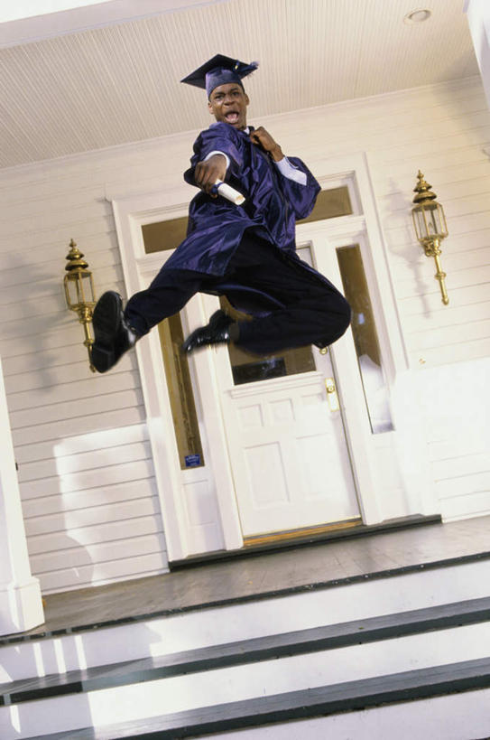 西方人,一个人,学生,跳,笑,微笑,露齿笑,竖图,室外,白天,仰视,楼梯,门,欧洲,非洲,黑人,欧洲人,仅一个男性,仅一个人,握,文凭,阶梯,墙,半空,拿,拿着,注视,墙壁,墙面,台阶,仅一个年轻男性,门框,观察,看,握着,流苏,观看,察看,证书,学士帽,毕业,关注,学士服,学位证,学位证书,垂布,学士袍,男人,男性,年轻男性,非洲人,跳跃,彩图,低角度拍摄,全身