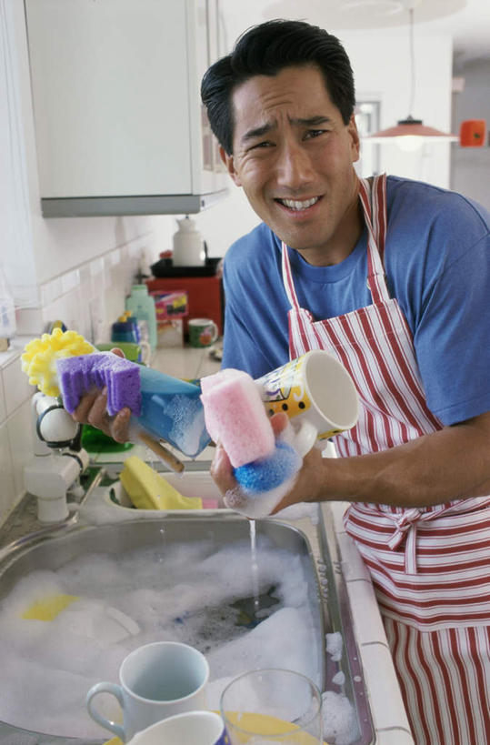 西方人,一个人,站,竖图,室内,白天,正面,厨房,餐具,欧洲,欧洲人,仅一个男性,仅一个人,握,服装,环保,碟子,工具,海绵,盘,水槽,围裙,拿,拿着,注视,休闲装,干净,水斗,仅一个年轻男性,衣服,盘子,碟,观察,看,站着,休闲,休闲服,握着,服饰,观看,察看,卫生,关注,去污,魔术海绵,纳米绵,强去污泡绵,清洁海绵,男人,男性,年轻男性,白种人,洗涤用具,洗涤,站立,半身,彩图,灶间