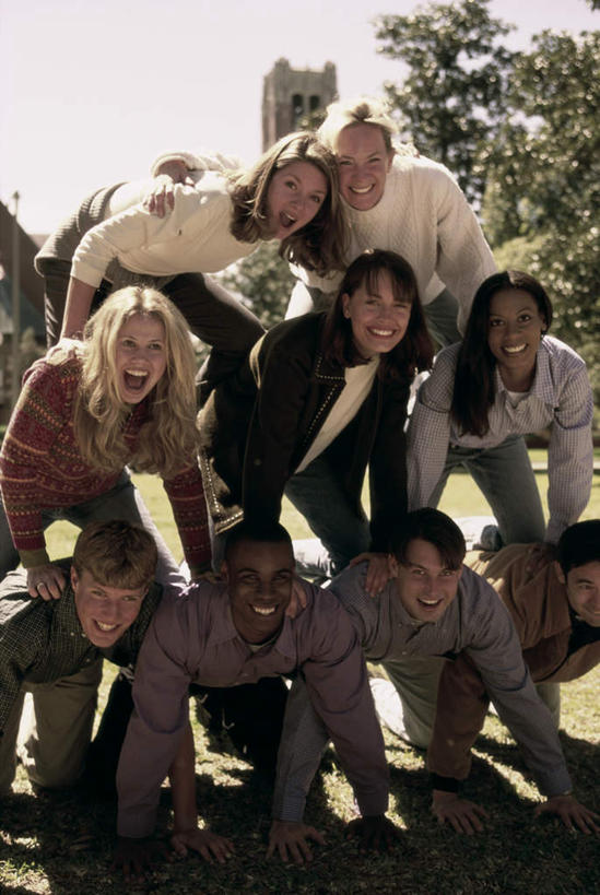 东方人,西方人,伙伴,朋友,叠罗汉,跪,笑,微笑,露齿笑,竖图,室外,白天,正面,游戏,友谊,成功,合作,团队,集体,信心,草地,草坪,植物,欧洲,非洲,黑人,欧洲人,亚洲,一排,表演,阴影,服装,整齐,并列,并排,光线,影子,许多人,玩,注视,休闲装,黄种人,娱乐,草,树,树木,排列,衣服,绿色,阳光,自然,观察,看,一群人,休闲,同学,休闲服,服饰,生长,成长,观看,活动,察看,校友,成就,队列,发泄,关注,消遣,智力,平行,宣泄,同窗,学友,技巧运动,体育活动,体育游戏,友情,男人,男性,年轻男性,年轻女性,女人,女性,白种人,非洲人,亚洲人,跪着,玩耍,嬉戏,半身,彩图